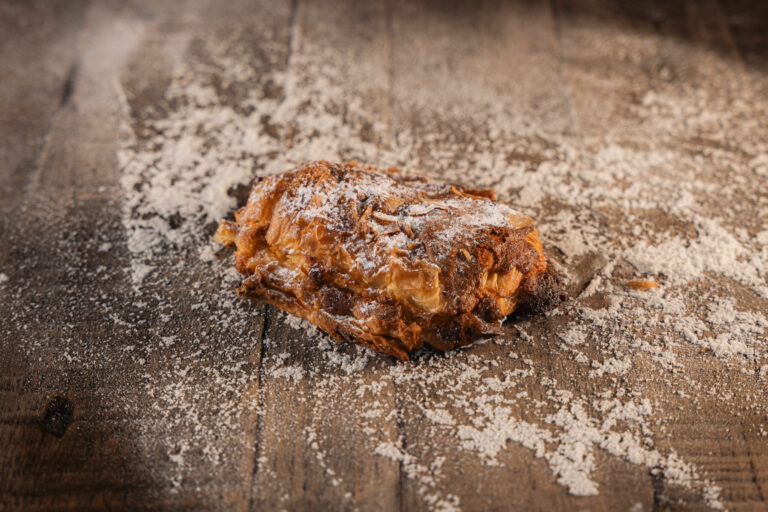 Pain au chocolat aux amandes scaled